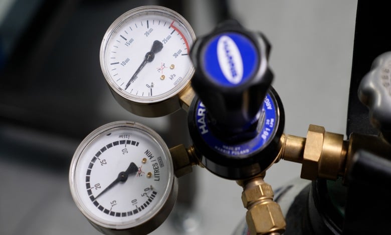 MIG welder gas pressure regulator for controlling shielding gas flow rate