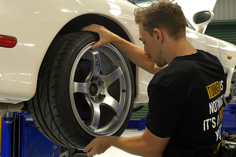 Measuring tyre circumference on a performance vehicle using the rotation method on a flat surface