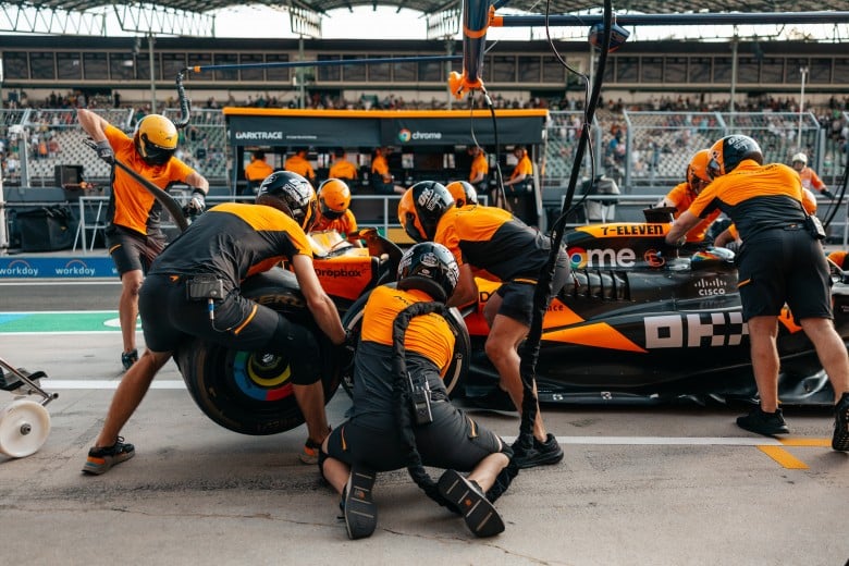 McLaren F1 Pit crew